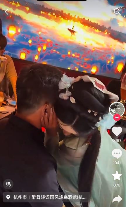 杭州有酒吧被質疑提供擦邊舞服務。抖音