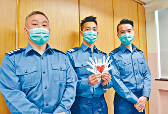 ■黄仲民、李敬明与李振邦(左起)对救回老翁性命感欣慰。