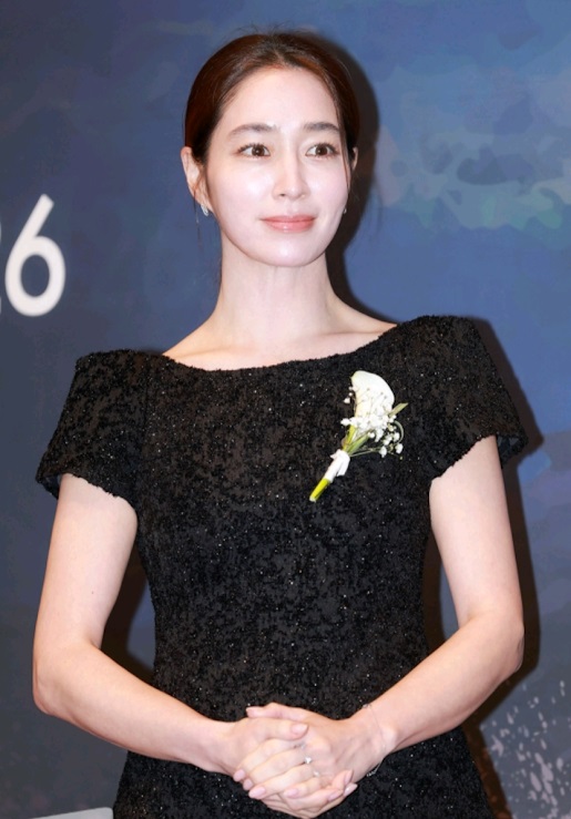 李珉廷昨日現身頒獎禮，亦特地穿黑衣襟前別上白花，默默悼念安聖基。