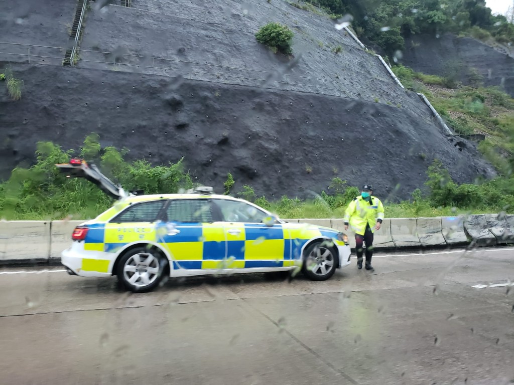 呈祥道的士雨中失事。