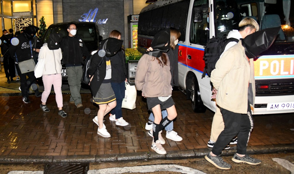 警方在行動中拘捕多名男女。李家傑攝