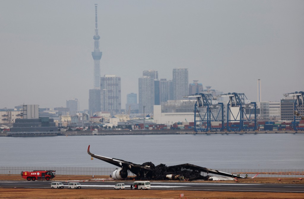 日官員正在調查日航 (JAL) 空中巴士 A350 飛機在羽田國際機場與日本海岸警衛隊飛機相撞後被燒毀的情況。 路透社