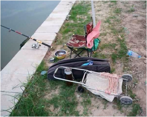 河邊還留下老翁釣魚用品。