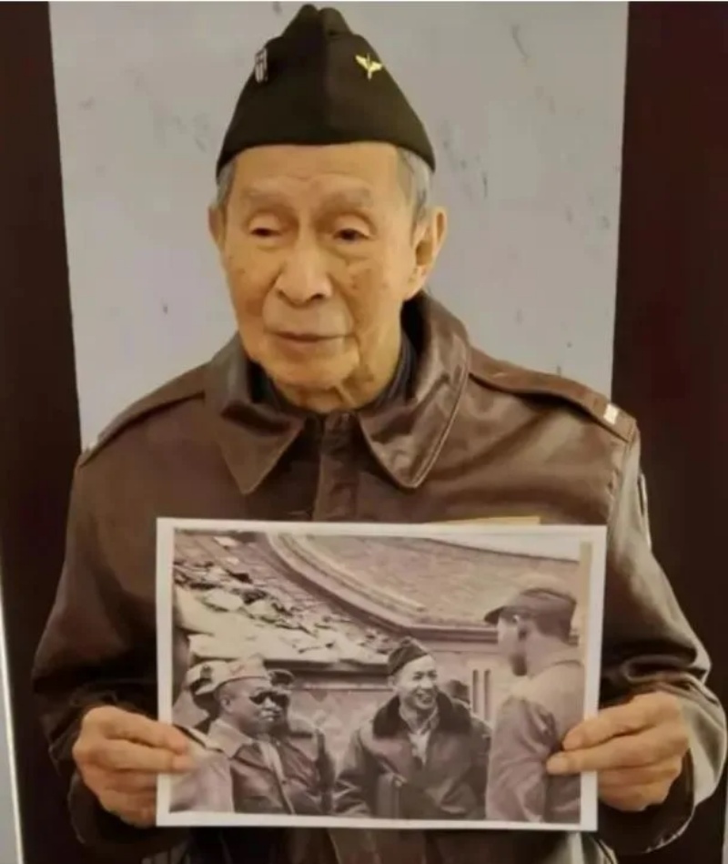 陈炳靖去年欢渡104岁生日时还著上飞行夹克外套留影。