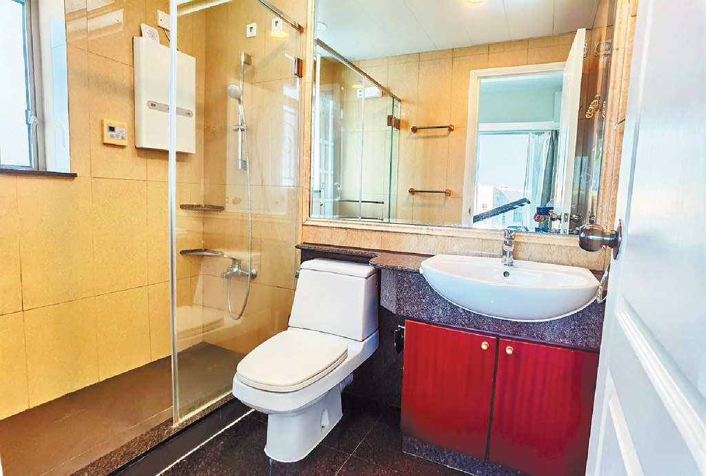 ■浴室內櫳保養簇新，有對流窗，令室內更為乾爽。