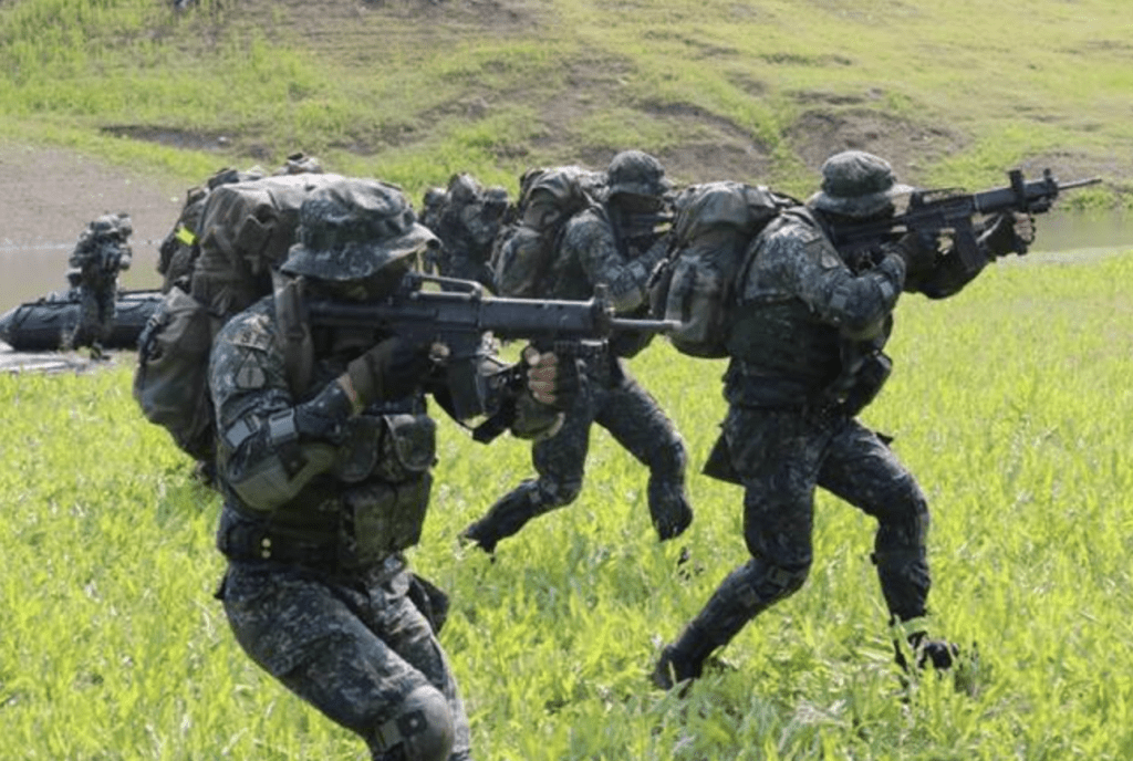 隨着美伊戰事進入關鍵時刻，美軍正加派兵力前往中東執行護航及威懾任務。