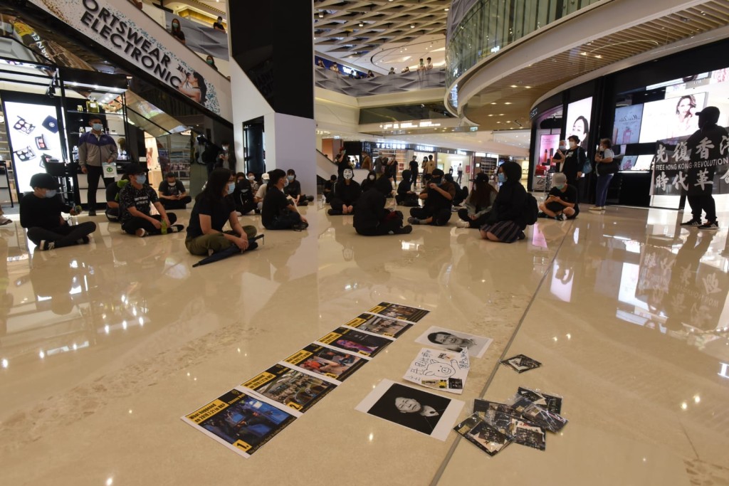 數十名身穿黑衣人士在YOHO MALL靜坐。