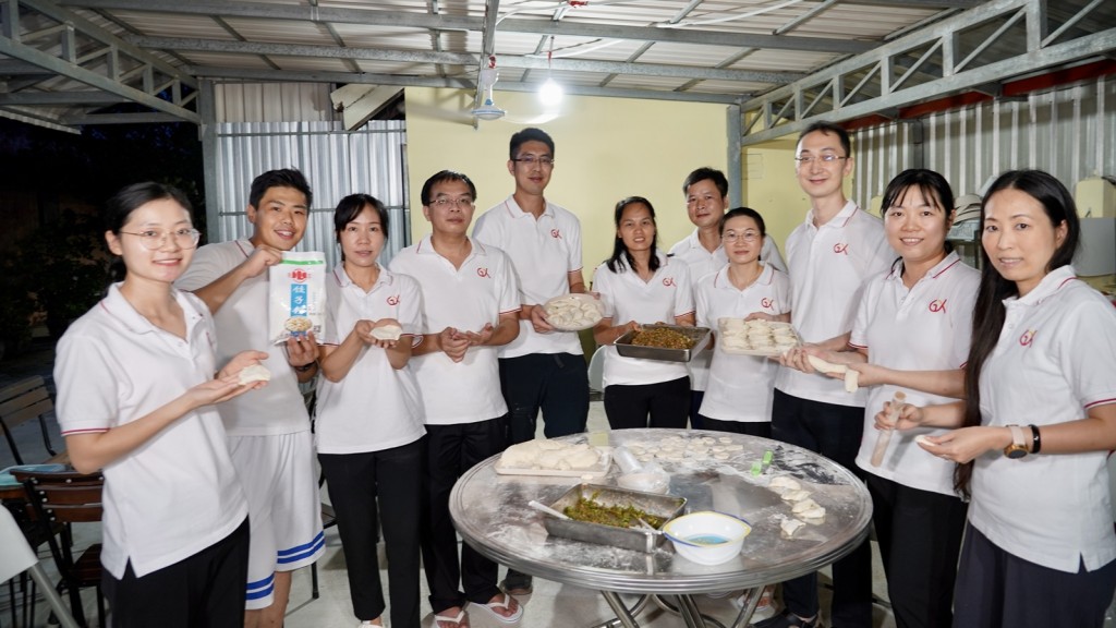 共享基金會工作人員與正在柬埔寨執行人道救援任務的廣西醫療隊一起吃餃子慶祝。