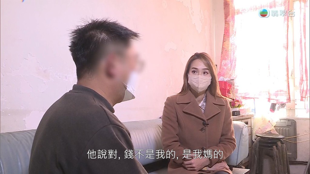 翟婆婆與大仔曾三度報警，細仔曾向警察直認是他將銀行戶口的錢轉走，不過當警察指是犯法時，他即改口風是替翟婆婆保管。