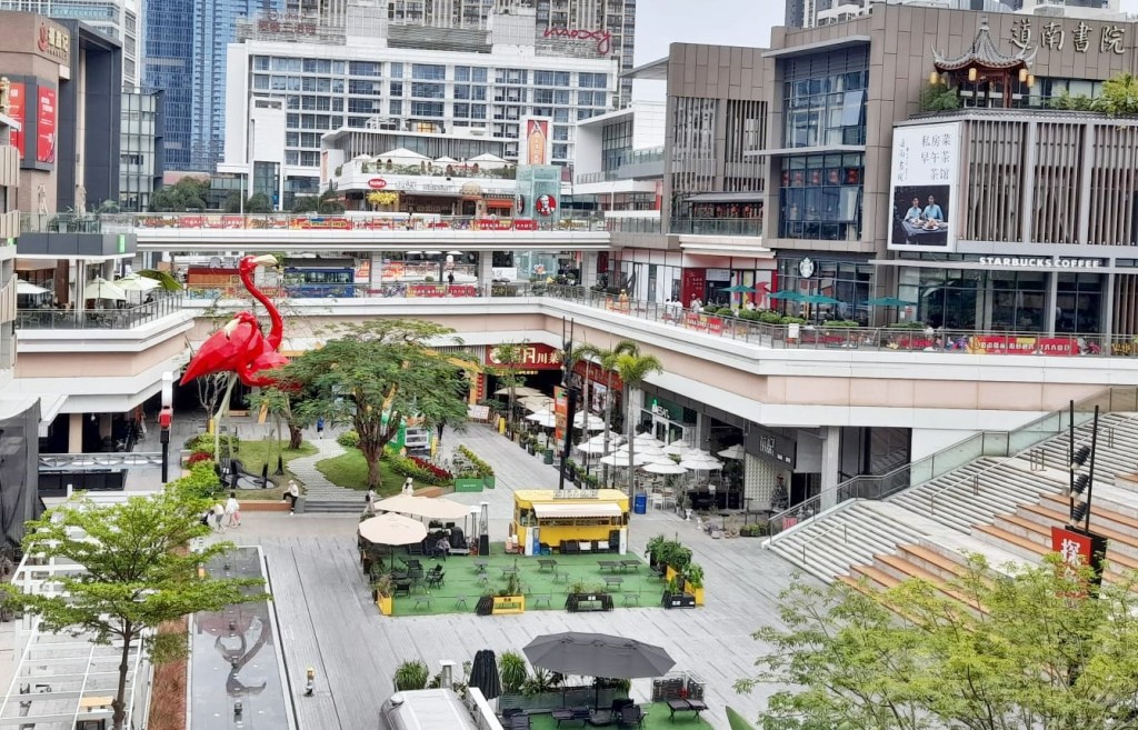 「红山6979」商场采用半露天设计，属非一般的深圳大商场。
