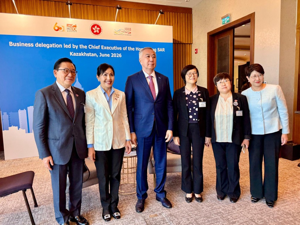 行會成員陳清霞(左二)、林健鋒(左一)與哈蕯克副總理H.E Serik Zhumangarin(左三)等人合照。 行會成員陳清霞(左二)、林健鋒(左一)與哈蕯克副總理H.E Serik Zhumangarin(左三)等人合照。
