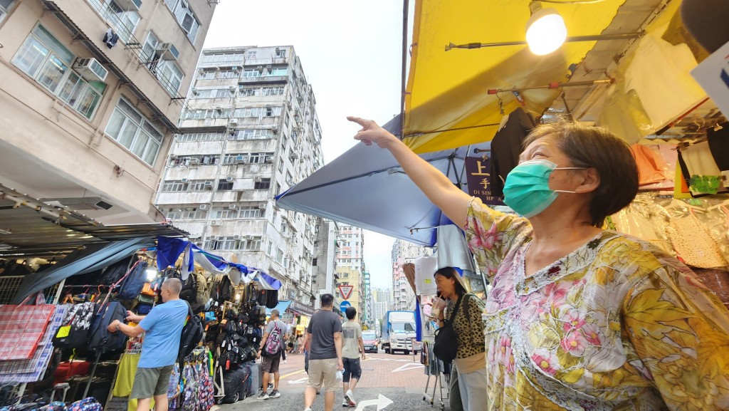 档贩蔡女士对当日币少天台撒钱仍记忆犹新。黄文威摄