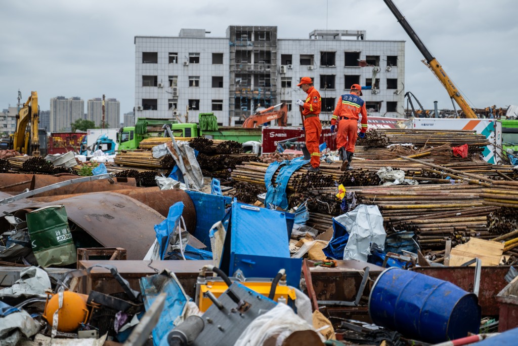 湖北省黃岡市黃州區東湖街道受災物流園區，救援人員在進行搜救工作。 新華社