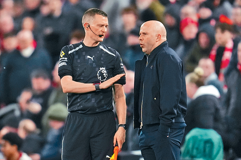 利物浦主帥史洛特（右）不滿球證執法。