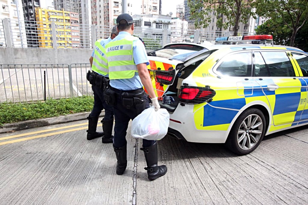 警方檢走死者個人物件。 警方檢走死者個人物件。