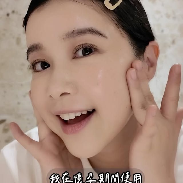 李佳颖拥有一副童顔美貌。