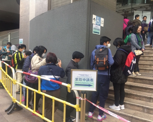 房委會客務中心外，有市民到場排隊索取表格。