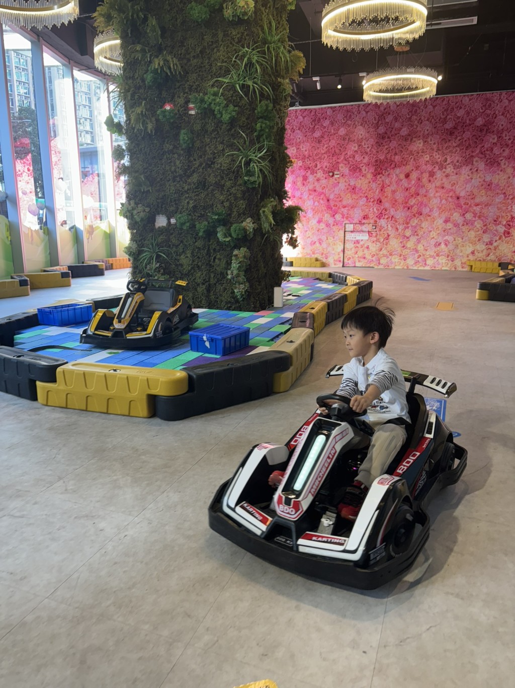 位於地下的賽車場如無人輪候， 職員會讓小朋友慢慢玩。（圖片來源：《親子王》）