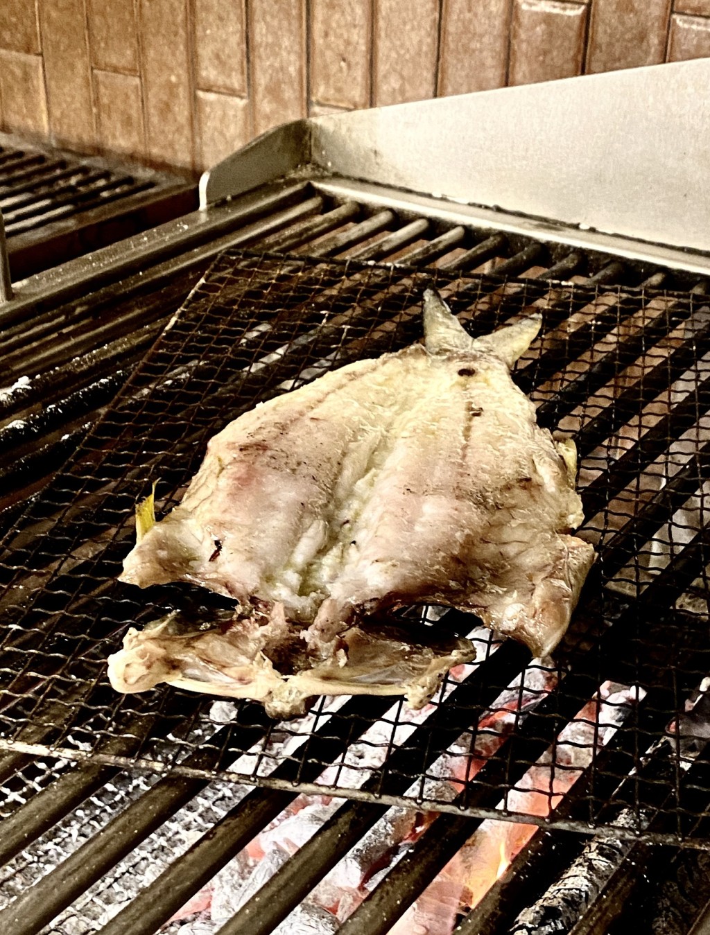 明火直燒，令魚皮特別脆，引讓魚油滲出。