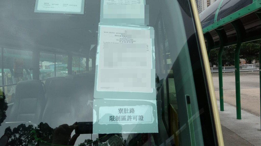 有小巴司機表示，獲運輸署批准臨時停泊在寮肚路限制區。 林思明攝