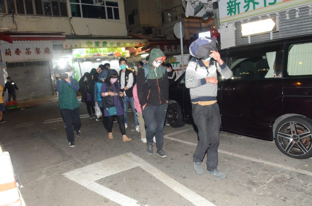 行動中拘捕22名男女。