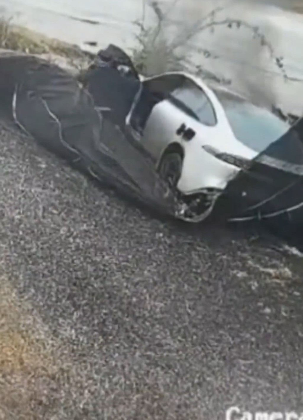 闭路电视拍下私家车出事及起火经过。