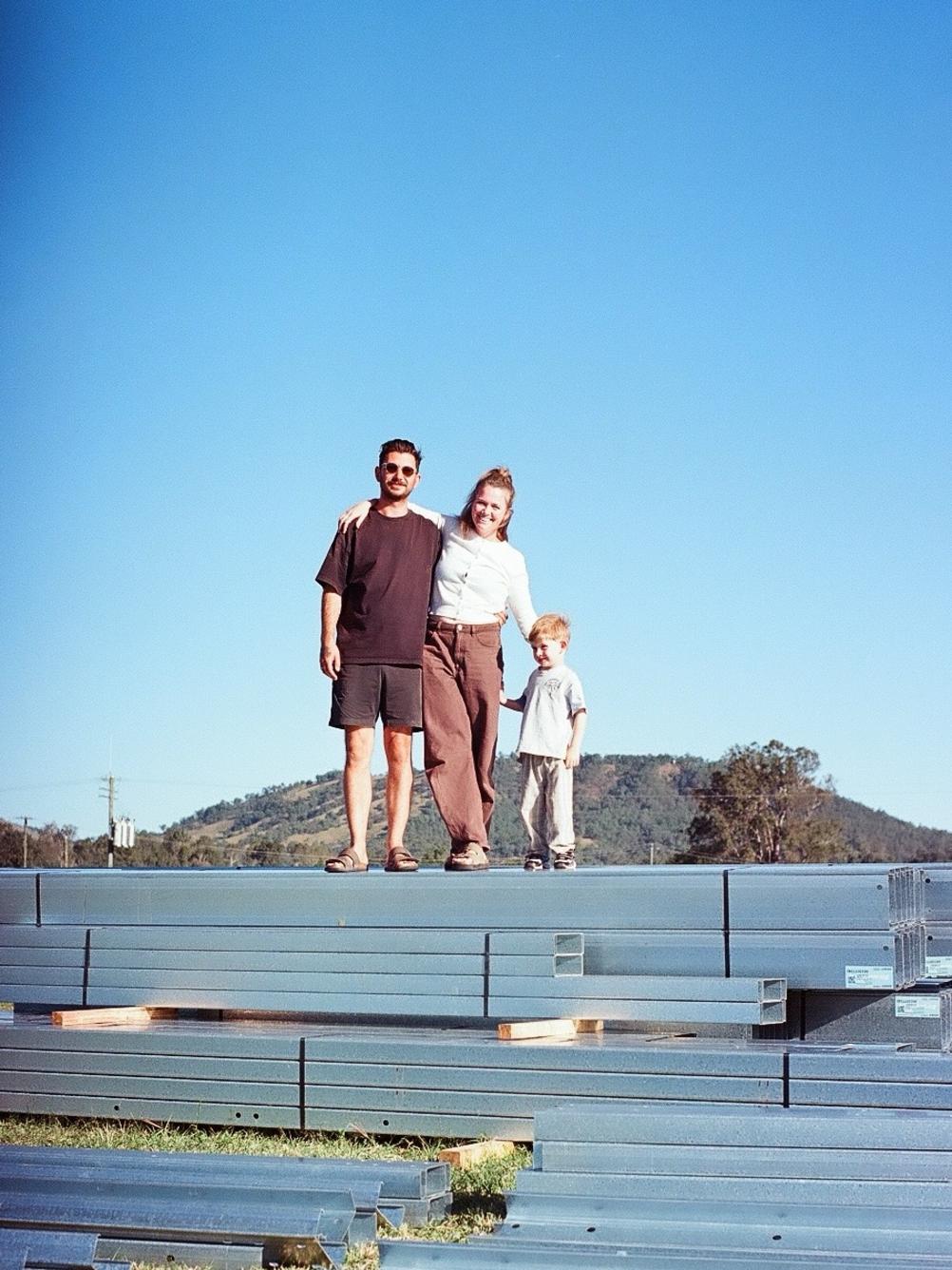 Miriam及Jordan購買「組合屋」套件（Flat Pack）自行建屋。