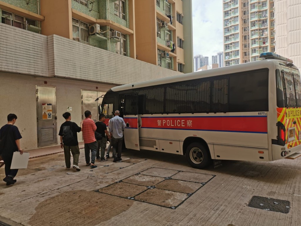 警方拘捕4名男女。警方提供 警方拘捕4名男女。警方提供