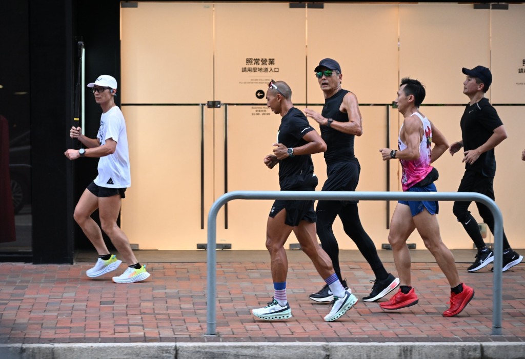 周潤發更在香港創先河，徒步跑了一整日戲院，一有空檔就安排到戲院見影迷。