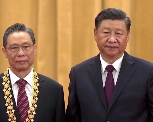 习近平(右)向钟南山颁发「共和国勋章」。