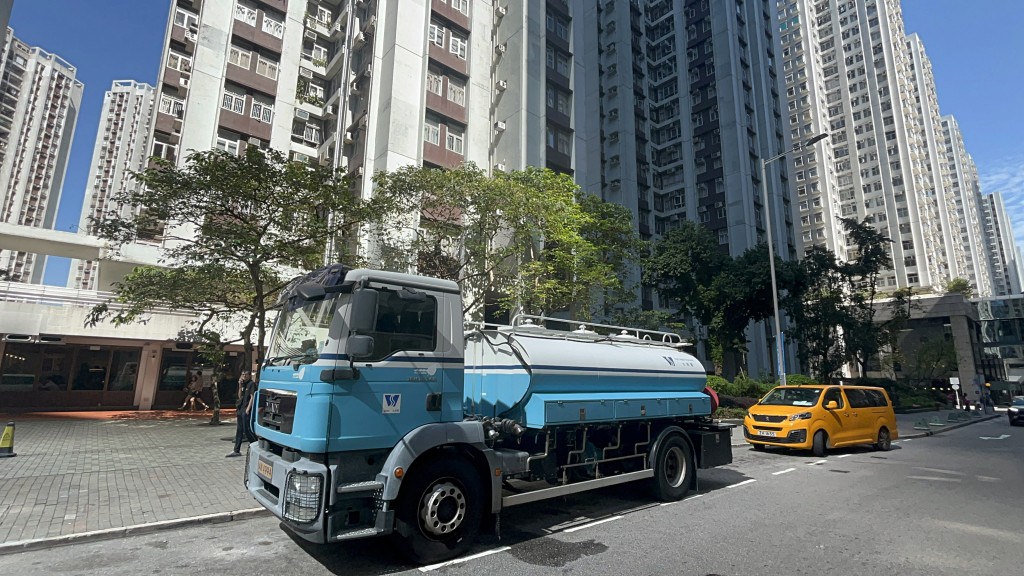 水務署於屋苑內設置水車,提供臨時供水服務。資料圖片 水務署於屋苑內設置水車,提供臨時供水服務。資料圖片