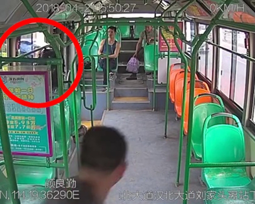好色男(紅圈)欲跳窗逃跑,司機正上前抓他。(網圖)