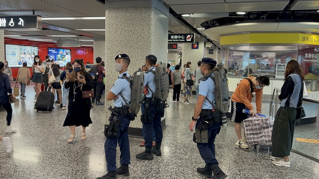 油麻地站部分月台服務暫停,反恐特勤隊警員到場戒備。(劉漢權攝)