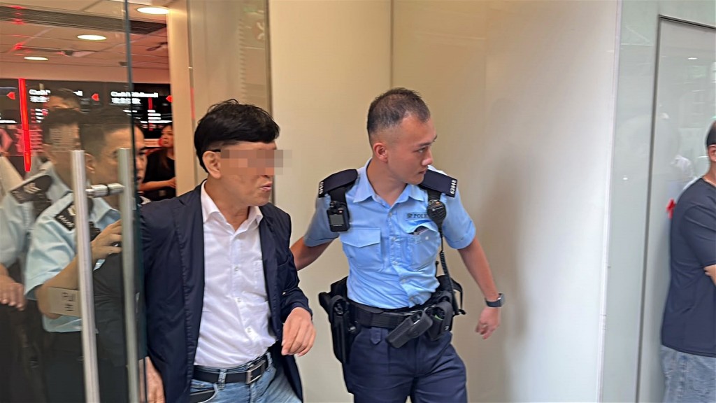 警方將涉案韓國籍男子拘捕。劉漢權攝 警方將涉案韓國籍男子拘捕。劉漢權攝