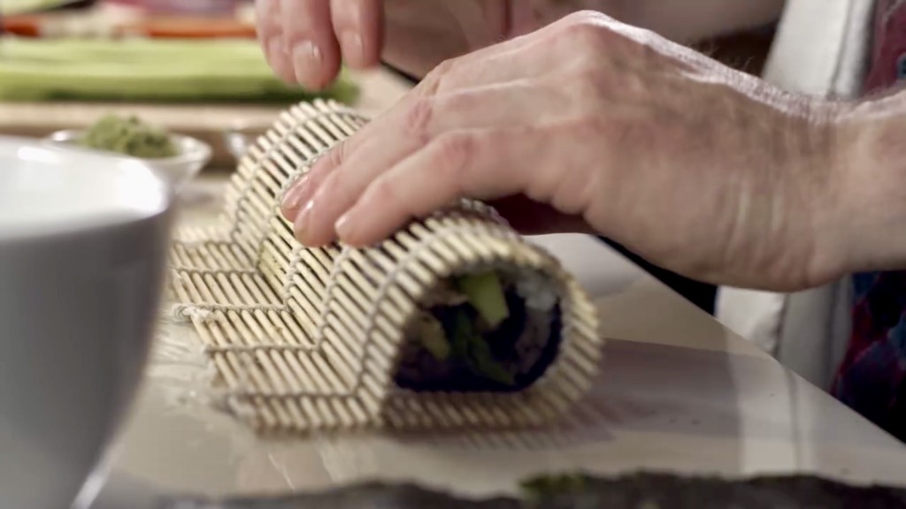 戴夫壽司曾在網上發佈廚司製作壽司卷的過程。 facebook