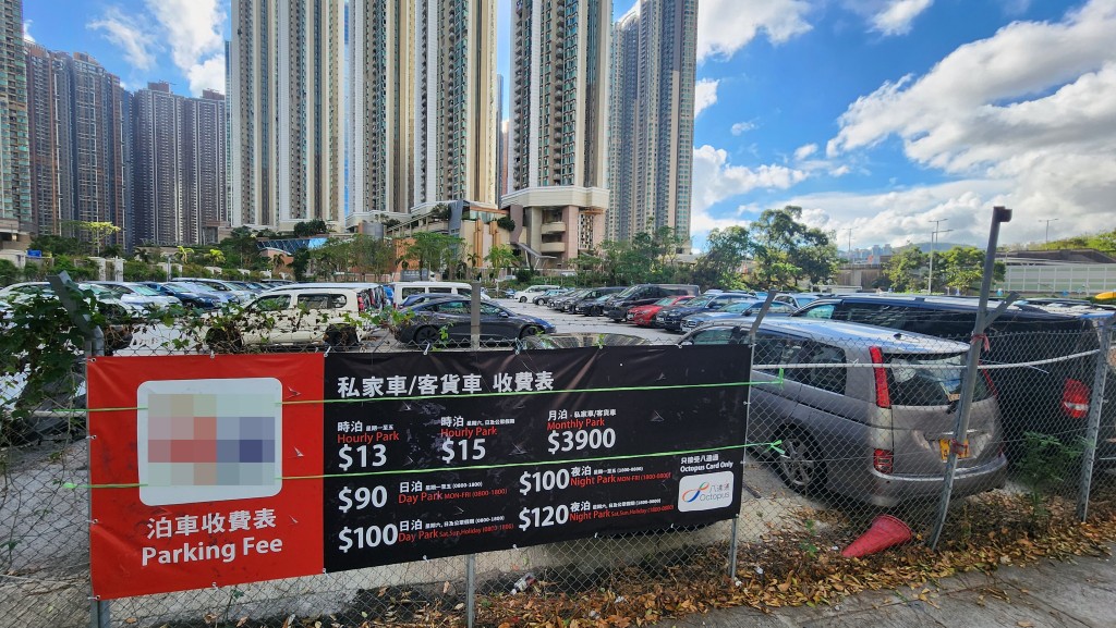 將軍澳石角路私營停車場時租收費比旁邊「咪錶」停車場便宜,吸引大批駕駛者驅車前來停泊。 黃文威攝 將軍澳石角路私營停車場時租收費比旁邊「咪錶」停車場便宜,吸引大批駕駛者驅車前來停泊。 黃文威攝