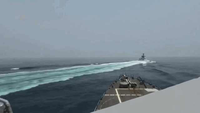 美國海軍4日深夜公布從鍾雲號拍攝到的解放軍「蘇州號」靠近30秒影片，畫面顯示，一艘解放軍船艦「橫切式」駛過鍾雲號船頭前方航道。