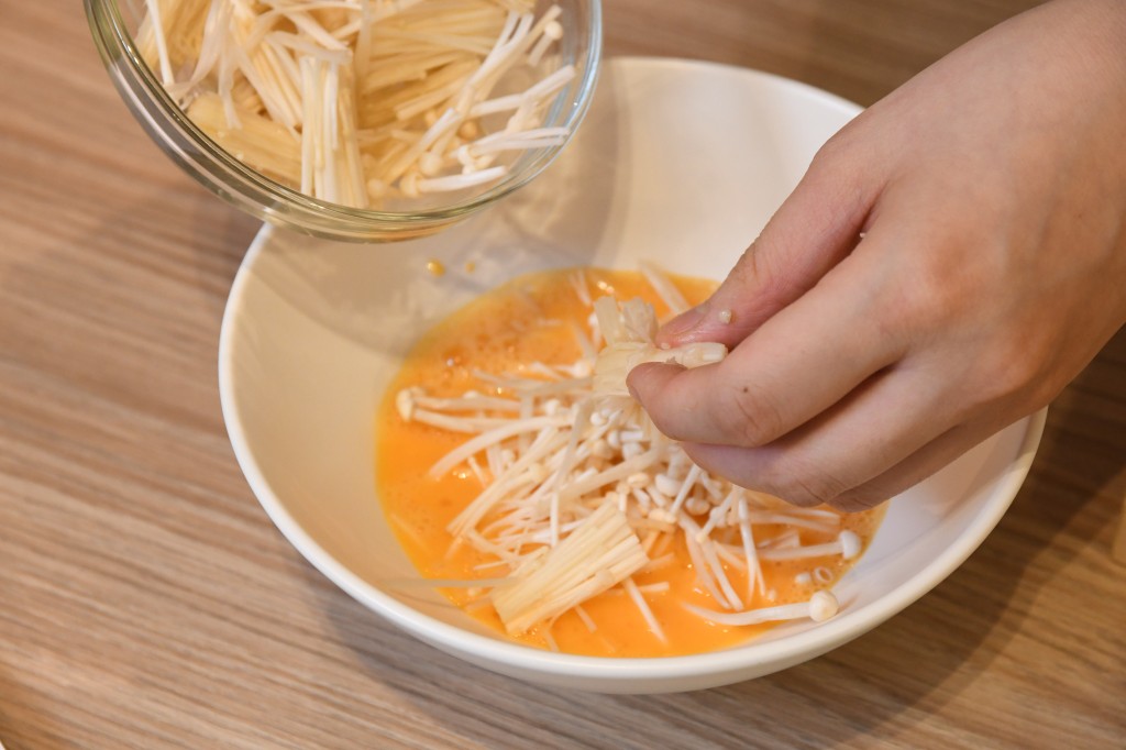 Step 5: 将蛋液、金菇、甘笋丝、洋葱粒、葱花及面粉混合。 Mix the beaten egg, enoki mushroom, shredded carrot, diced onion, chopped spring onion and flour together.