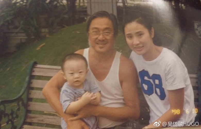 吳岱融上載合照悼亡父。微博圖片