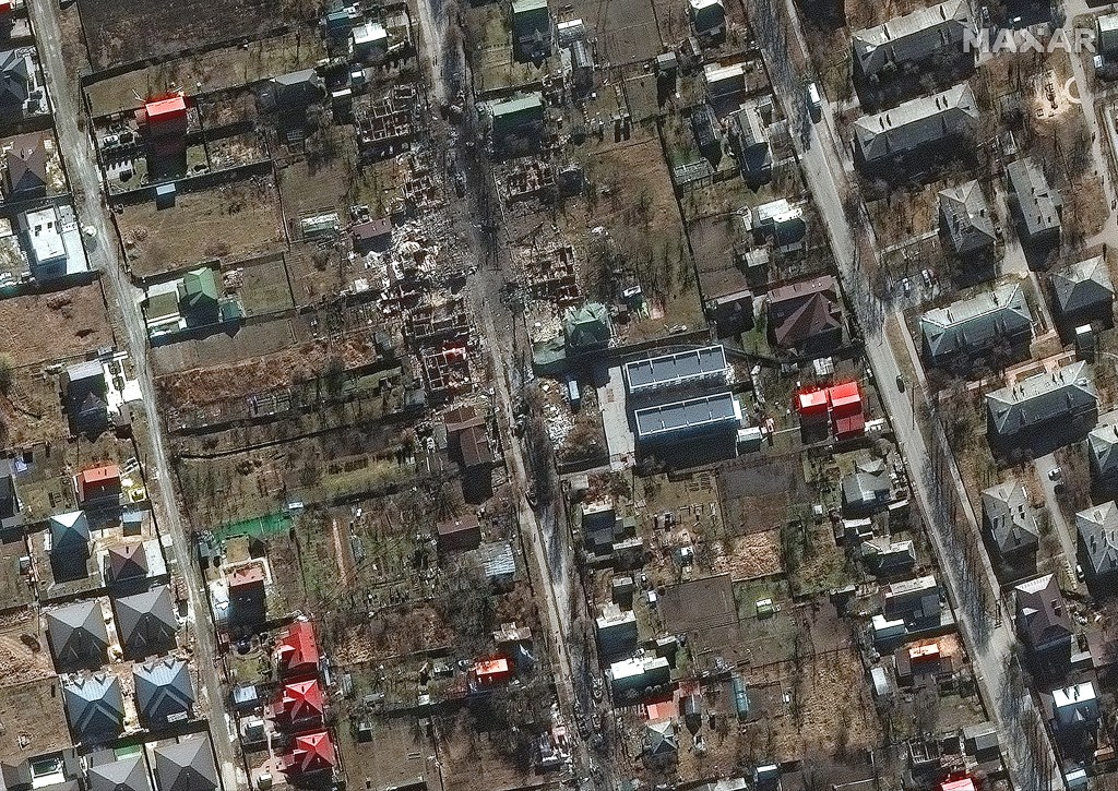 卫星图像显示乌克兰布哈安东诺夫机场以南的一个住宅区，军用车辆和房屋被毁坏情况。AP图