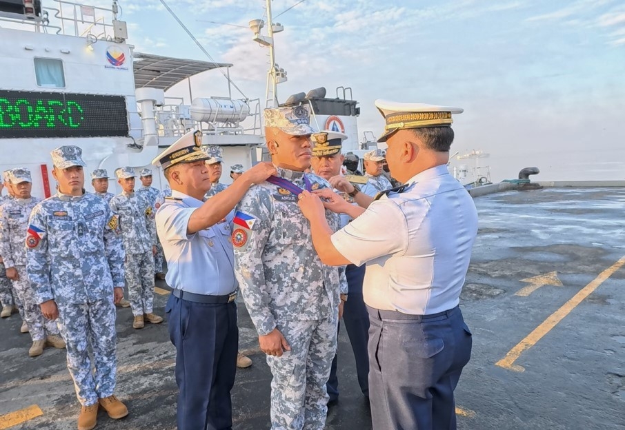 菲律賓海岸防衛隊指揮官在馬尼拉港口區15號碼頭領導了海警艦艇蘇魯安號頒獎典禮。 X平台 菲律賓海岸防衛隊指揮官在馬尼拉港口區15號碼頭領導了海警艦艇蘇魯安號頒獎典禮。 X平台