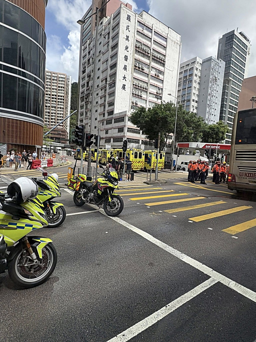 大批救護車到場。fb:馬路的事 (即時交通資訊台) 大批救護車到場。fb:馬路的事 (即時交通資訊台)