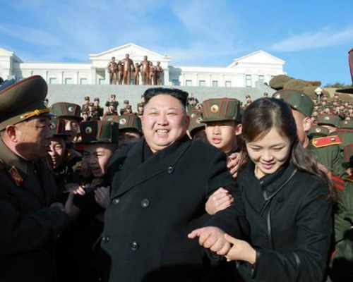 李雪主挽著金正恩手臂。