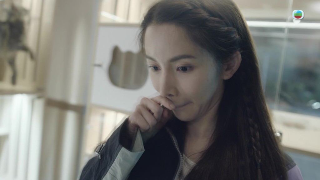 流露出一股夾雜著空洞、詭異、迷幻。