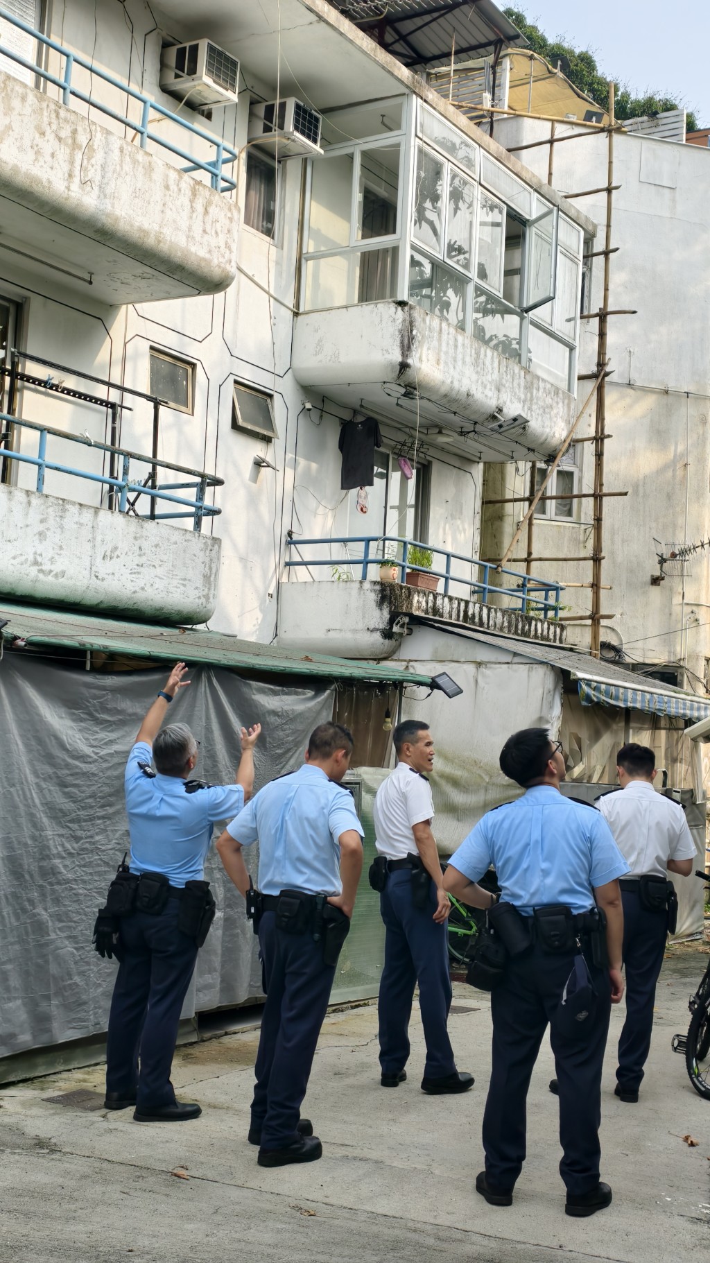 大批警方到場調查。 大批警方到場調查。