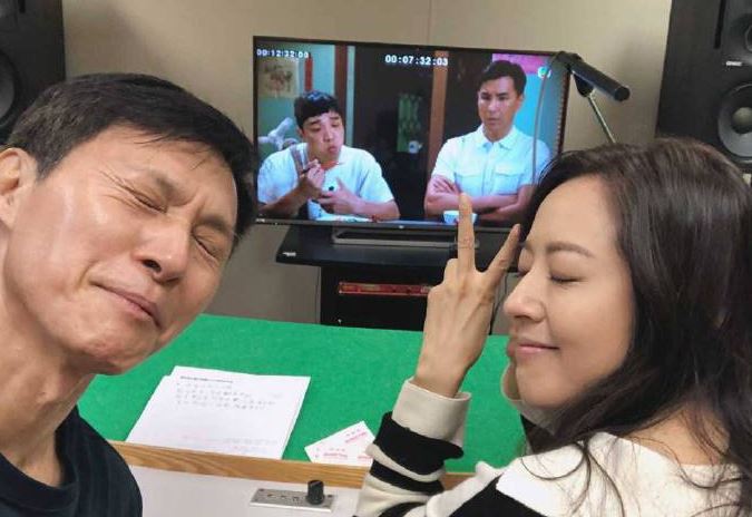 張國強日前貼出跟唐詩詠補配音的相片。