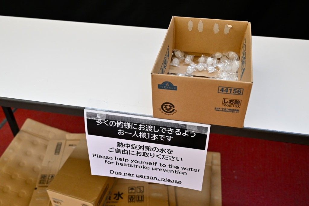 大会为观众准备的防中暑饮用水已被扫空。刘骏轩摄
