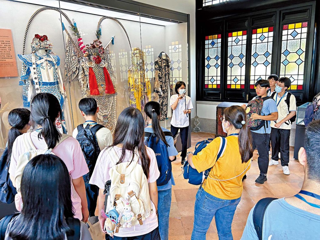 学生参观粤剧艺术博物馆,了解如何推动粤剧传承。