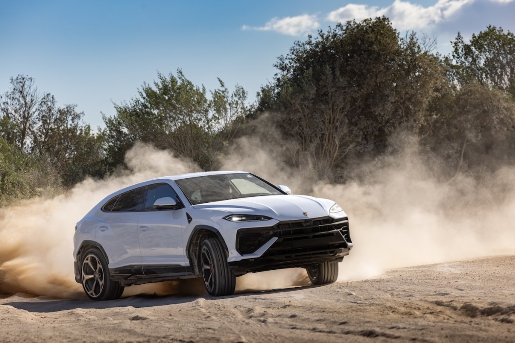 全新林寶堅尼Lamborghini Urus SE於Off-road爛路飛馳的感受十分超級和容易控制。