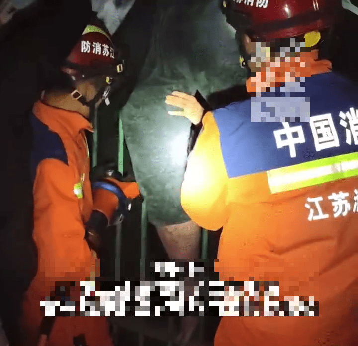 救援人員將小王托起防止掉落。